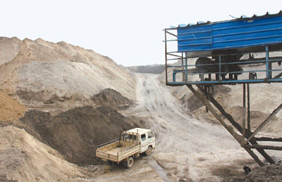 堆積如山的磷渣。本報記者　胡洪江攝