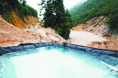 稀土礦區的收液池。