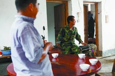 礦區辦公室內。