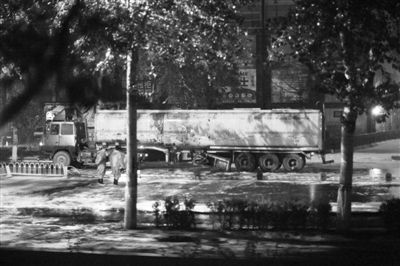 北京油罐車追尾29噸汽油泄漏 1800人被疏散