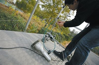 11日，石景山古城，工作人員正在調試數據采集儀器。