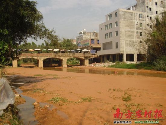 廣西與廣東交界處的清湖橋，渾濁的河水從清湖河(上游廣西段)流入清湖河(下游平定段)