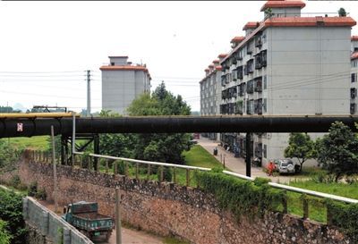 發生事故的軋鋼廠煤氣管道穿過居民區。新華社發