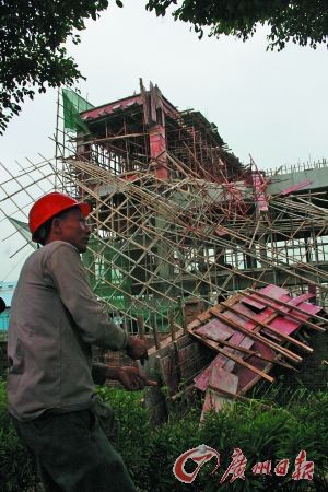 在建的化工廠食堂北面腳手架全部坍塌。