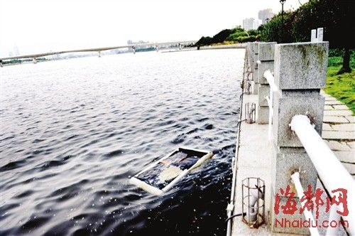閩江公園南園沿線，閩江混雜污水，漂著垃圾，散發出腥臭