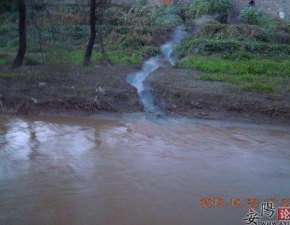 陵陽鎮亞鑫集團排出的污水。（圖片來自安陽論壇）