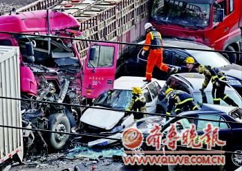 26日中午，消防官兵正在事故現場搜救被困人員。　本報記者 郭建政 攝