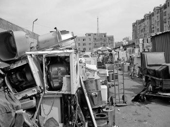 堤口舊貨市場內等待拆解的廢舊家電。趙冉攝