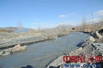  污水順河道急流而下流入灤河