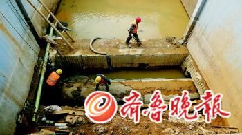 在大明湖區(qū)域污水收集工程護城河穿黑北路橋工地,工人們正在緊張施工。本報記者 周青先 攝