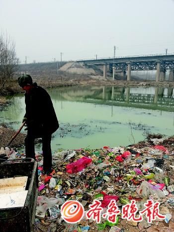 在玉符河與京滬鐵路的交叉處,已經(jīng)形成了一潭污水。本報記者 任志方 攝