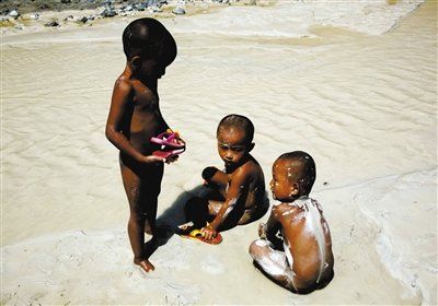 3月20日，云南昆明東川區拖布卡鎮格勒村小河邊組，三個孩子在河灘上玩耍。