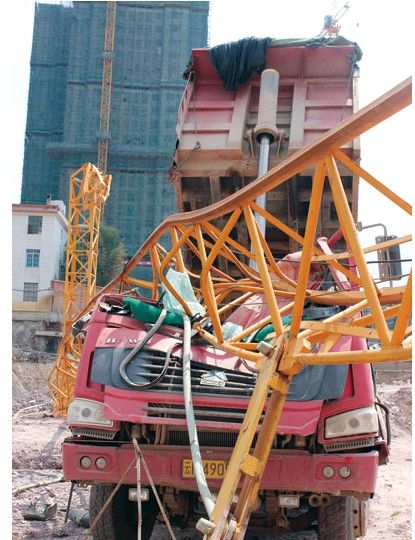 云南澄江在建工地塔吊傾倒3人死亡