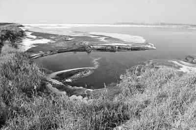 圖為托克托工業園區附近，排放大量污水后形成的“污水湖”，面積廣闊，異味撲鼻。 本報記者 吳勇攝