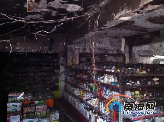 火災(zāi)后，超市線路裸露在外(南海網(wǎng)記者陳望攝)