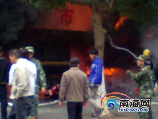 消防官兵正在緊張撲火(市民提供圖片)