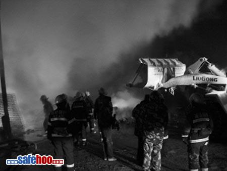 消防官兵用鏟車進行滅火工作