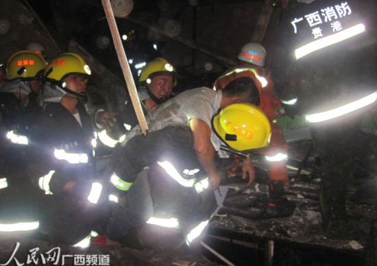 消防官兵將被困群眾送往醫院治療