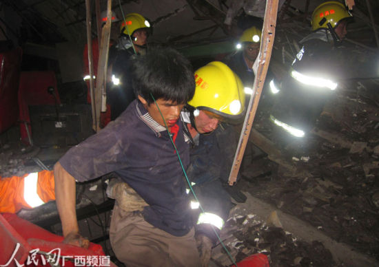 消防官兵成功救出被困群眾