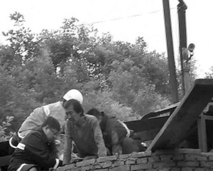 被救出的第一名礦工