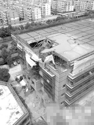 大樓樓頂塌陷現場 春田花花Sunny供圖