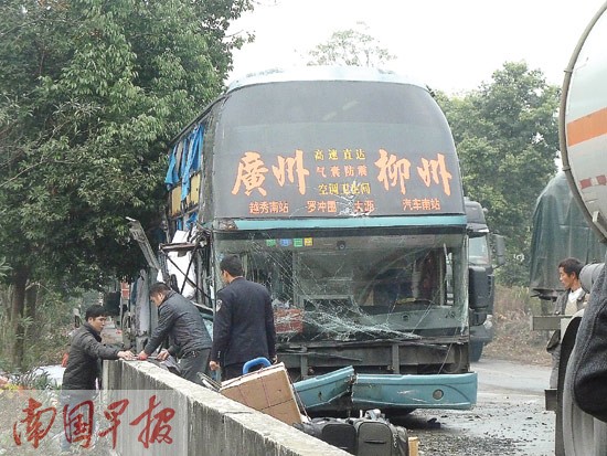 一聲剎車大客車側翻在地致3死5傷 事發金秀三江鄉