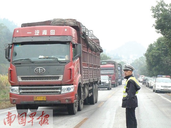 一聲剎車大客車側翻在地致3死5傷 事發金秀三江鄉