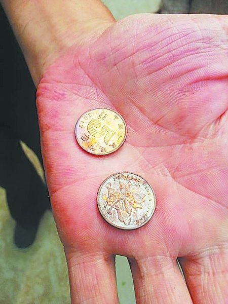 硬幣放在屋外，一下午變成了紫色