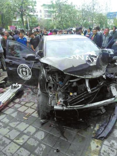 被撞的特警車。讀者吳先生供圖