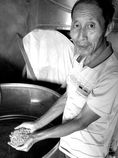 黃顯榮家還沒賣出去的發黑稻谷。