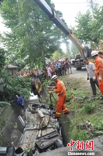 消防官兵正在現(xiàn)場(chǎng)展開(kāi)救援。 譚成林 攝