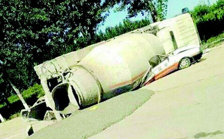 邢臺一罐車壓扁小車 三人遇難