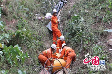 微型貨車翻入百米深溝 6人不幸遇難(圖)