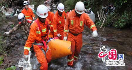 微型貨車翻入百米深溝 6人不幸遇難(圖)