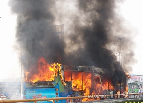 乘坐公共汽車遇突發事件應急常識