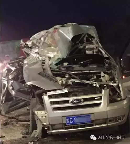 事故車輛已經(jīng)嚴(yán)重變形