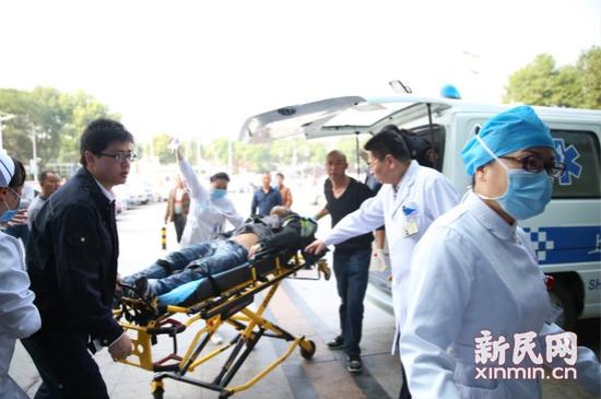 搶救傷員 網(wǎng)友供圖