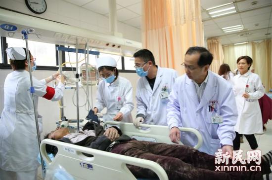 搶救傷員 網(wǎng)友供圖