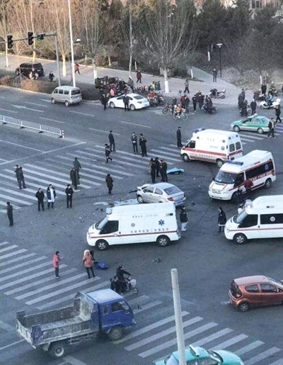 昨日，內蒙古赤峰市新城區(qū)一十字路口處，多輛車停在路中間。當天，此地發(fā)生車輛肇事事故，3人死亡，多人受傷。資料圖片