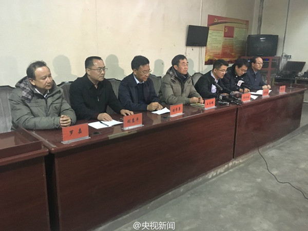 圖說：28日0時(shí)30分，事故救援指揮部召開新聞發(fā)布會(huì)。