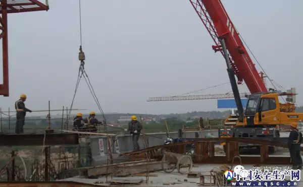 掛籃懸臂澆筑施工現場常見的安全隱患_1