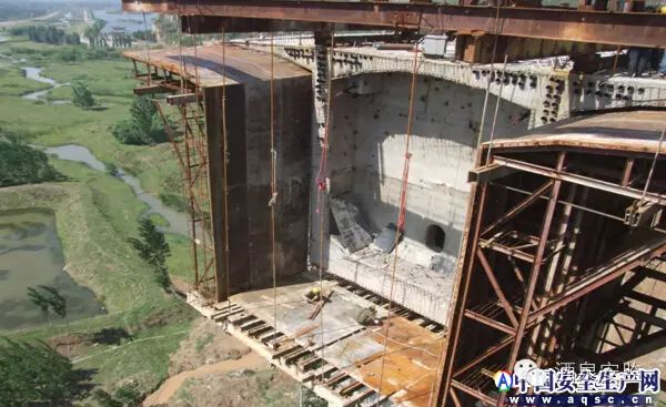 掛籃懸臂澆筑施工現場常見的安全隱患_16