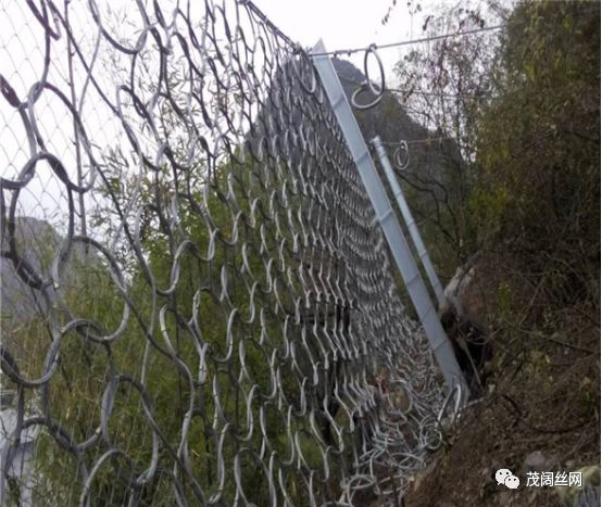 落石防護網施工時的安全防護措施_3