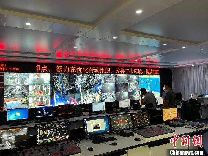 清水營煤礦指揮中心監控大屏上實時傳回救援畫面。　李佩珊 攝