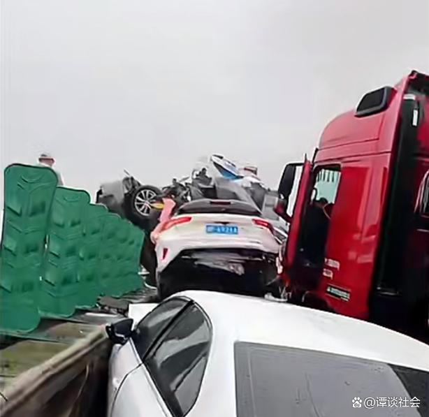 湖南高速多車相撞致16死66傷 現場畫面曝光一片狼藉