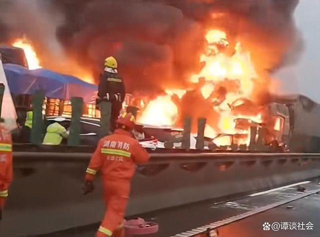 湖南高速多車相撞致16死66傷 現場畫面曝光一片狼藉