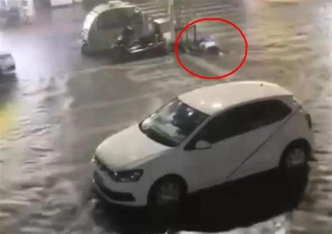 江蘇揚州一對夫妻街頭積水中觸電身亡