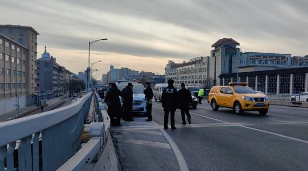 北京通報(bào)公交車司機(jī)突然暈倒致事故 乘務(wù)員緊急剎車！與對(duì)向車道車輛發(fā)生剮蹭！