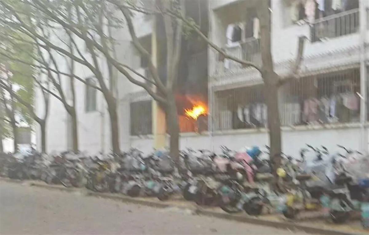 宿舍起火還要刷臉撤離，保障安全不能本末倒置