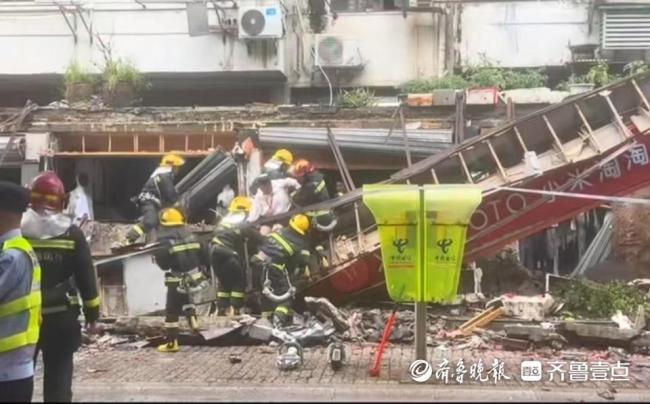 上海一商業街門頭連片坍塌 突發事故現場救援